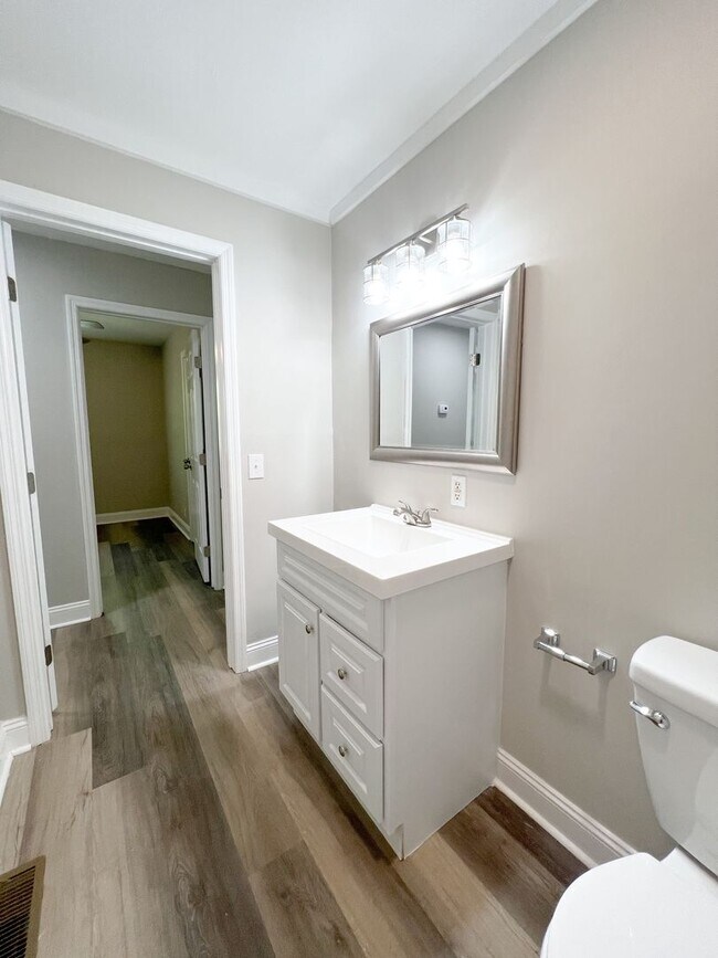 Building Photo - Completely Remodeled Home in Clarksville, TN – Just Off Madison Street!