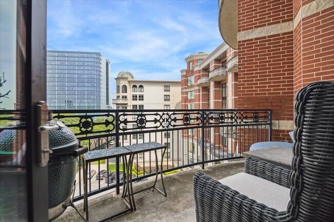 Building Photo - 5005 Hidalgo St