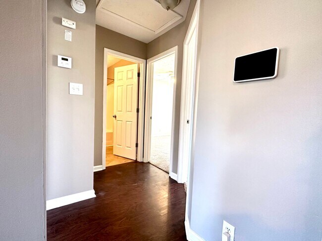 Building Photo - Cozy Single-Family Home with a Fenced Backyard