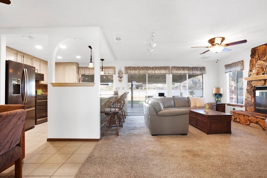Family Room - 16362 Kamana Rd