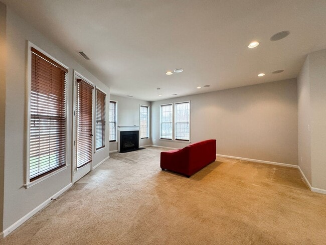 Building Photo - Stunning 3 Bed 2/2 Bath End-Unit Townhome In Desired Stone Ridge South