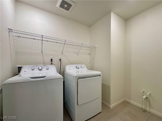 Building Photo - 8109 Minavalle Ave