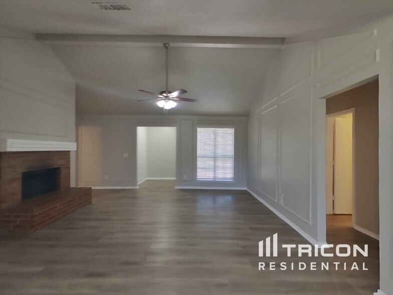 Building Photo - 335 Pin Oak Ln