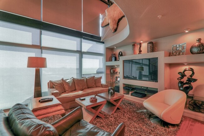 Building Photo - Fully Furnished Penthouse in Citywalk Downtown.  Short term okay