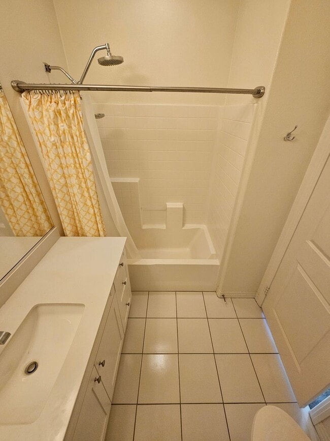 Building Photo - Gorgeous Stand Alone Town Home / Rolling Hills Golf Club is your Back Yard