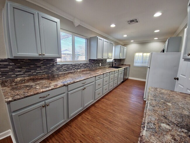 Building Photo - Spacious 3/2 home in South Austin