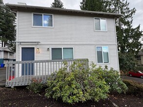 Building Photo - Spacious 2br/1.5ba 2-level Apt with washer/dryer included