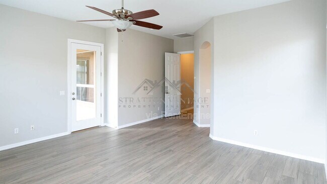 Building Photo - 2425 E Redwood Ct