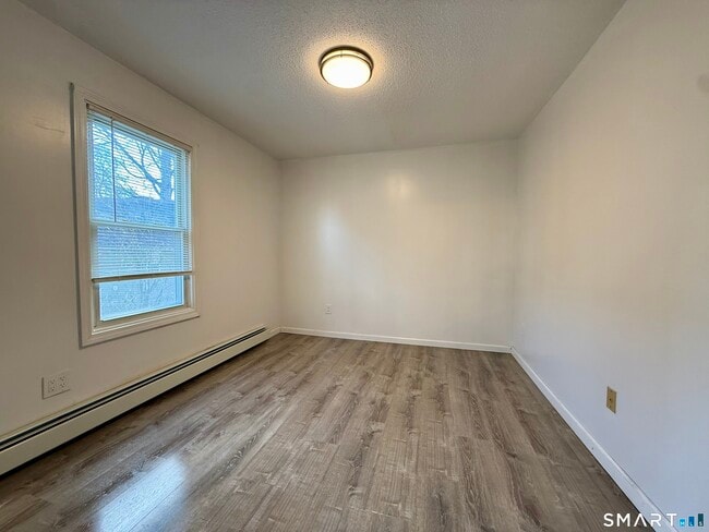 Building Photo - 8 Scott St