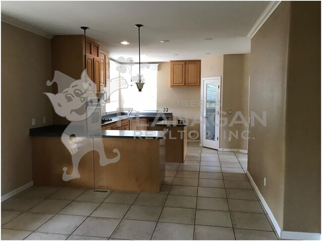 Building Photo - 3 Bed 2 Bath