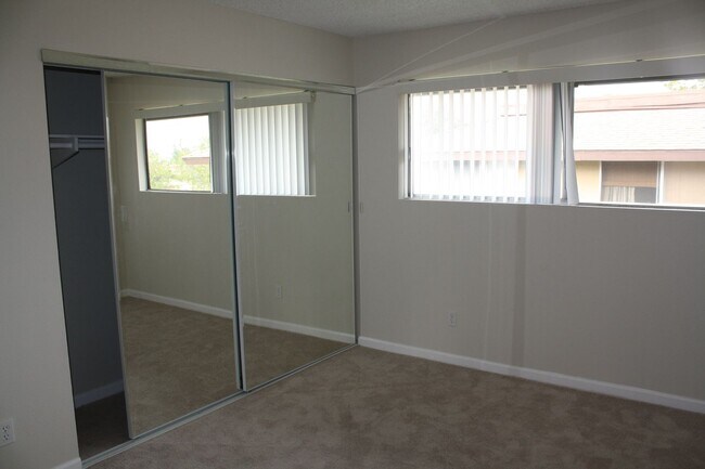 Building Photo - 2 Bedroom Condo for Rent