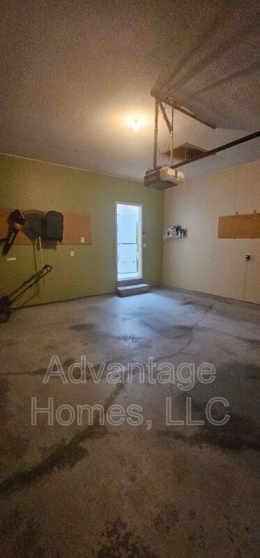 Building Photo - 809 Midjay Dr