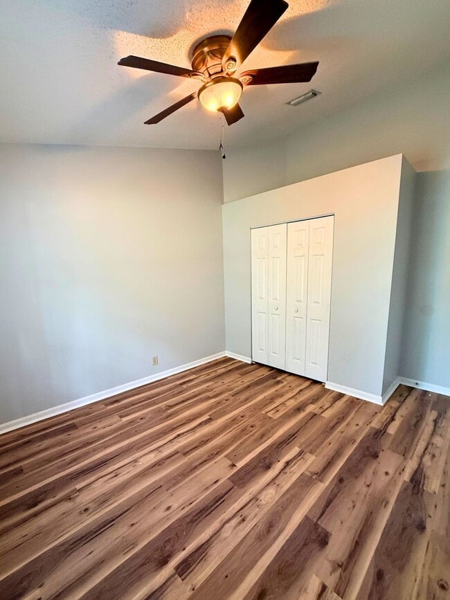 Building Photo - 4/2 with access to Community Amenities