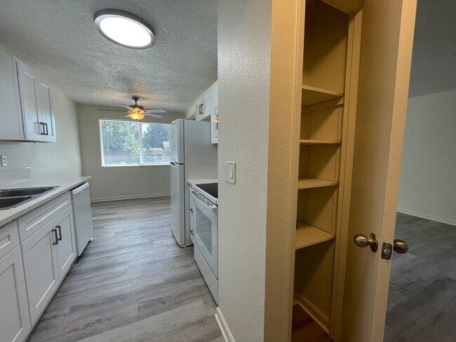 Building Photo - Spacious 2 Bed 1.5 Bath Apartment in Gresham - Newly Renovated w/ Washer & Dryer!