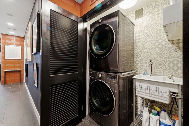 Building Photo - Luxury Furnished Rental in the Heart of Denver - Custom finishes meets undeniable style!