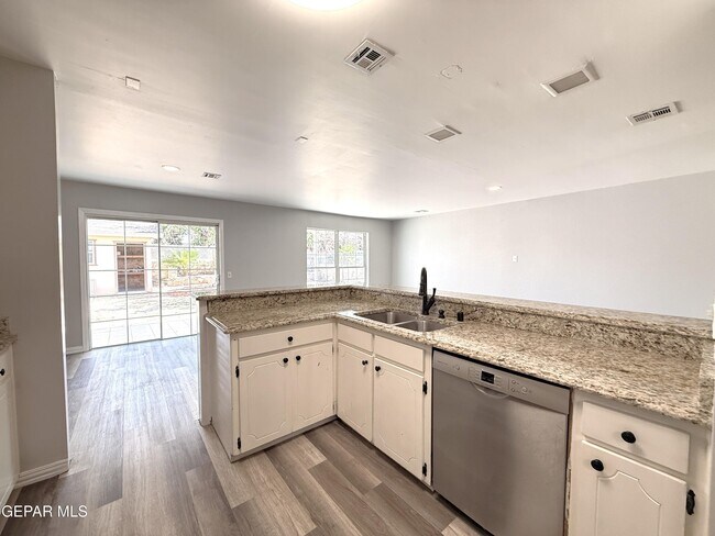 Building Photo - 10405 Ashwood Dr
