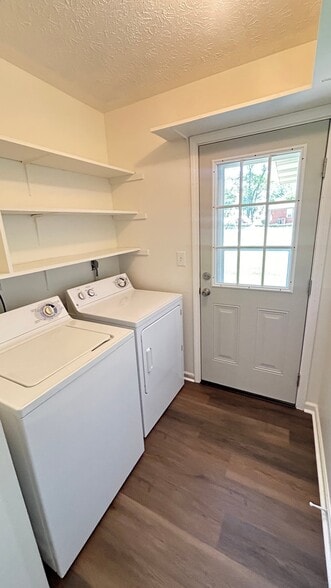 Building Photo - 8409 Saberdee Dr