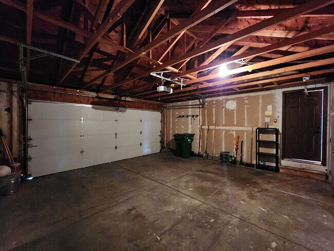 Building Photo - Beautiful 3 Bedroom Home In Great Neighborhood!