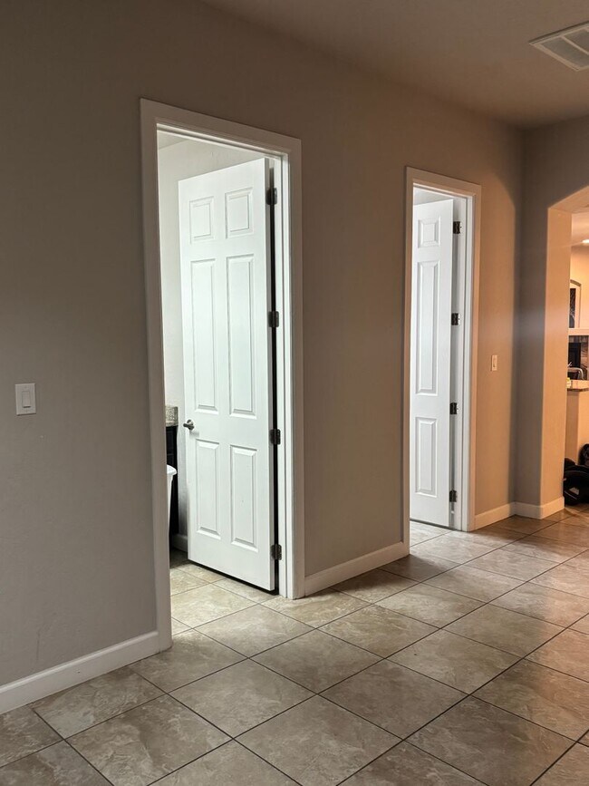 Building Photo - Charming 4 Bedroom 2.5 bath house in a Gat...