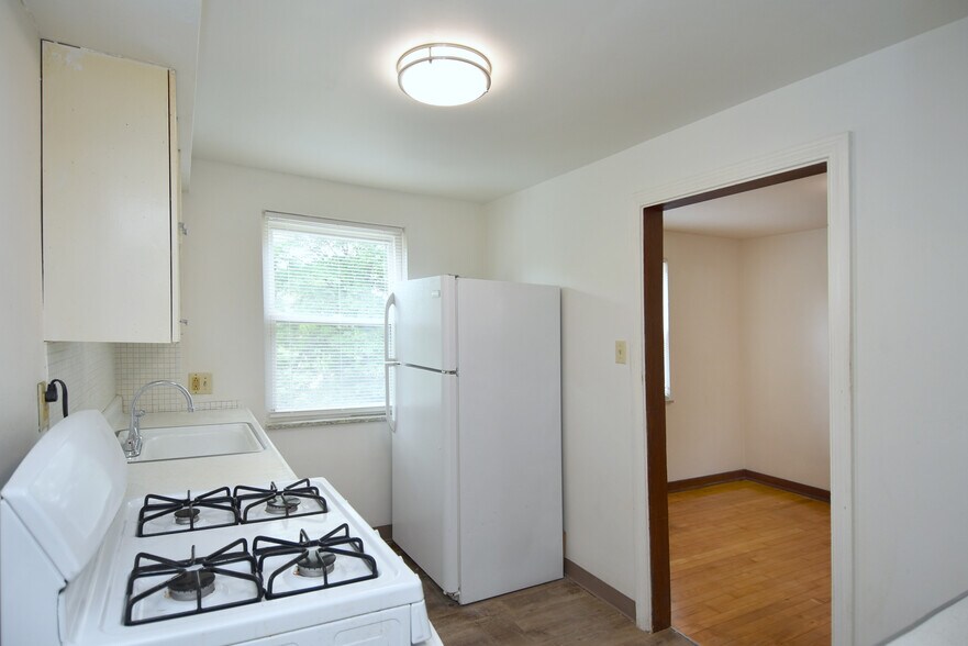 Kitchen with new LED lighting - 3004 Willett Rd