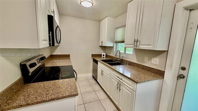 Building Photo - 320 Holloway Dr