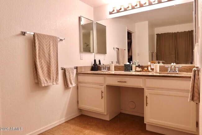 Building Photo - 3113 E Topeka Dr