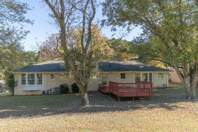 Building Photo - Beautiful 4 sided brick 4BR/3BA ranch home in Dunwoody, GA.