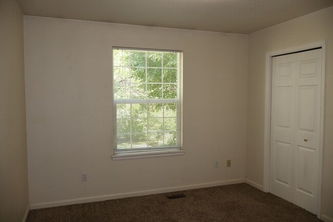 Building Photo - Cozy & Spacious 3-Bedroom Townhome In Fort...