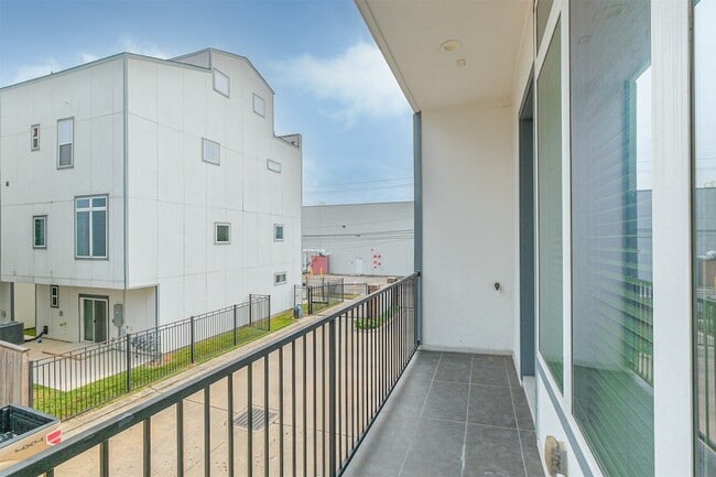 Building Photo - 1305 Mayfair Clarkson Ln