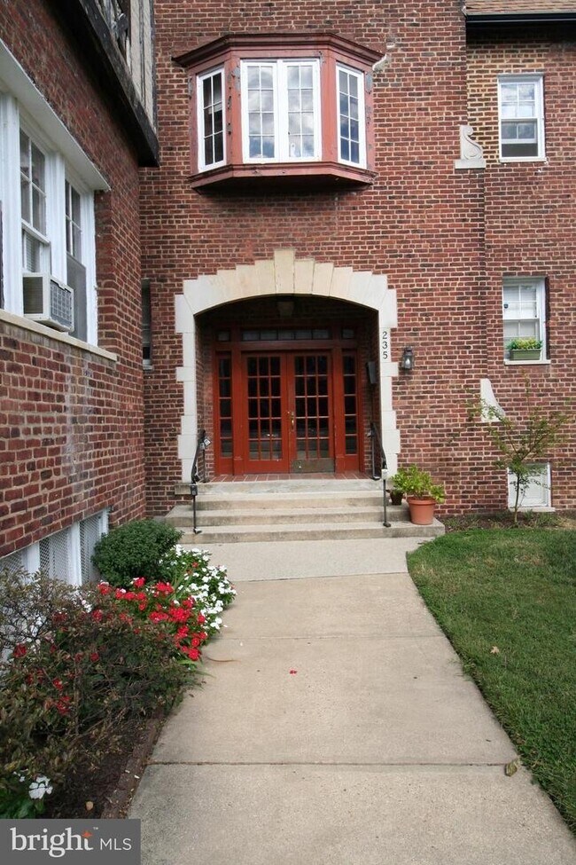 Entrance to Building - 235 Emerson St NW