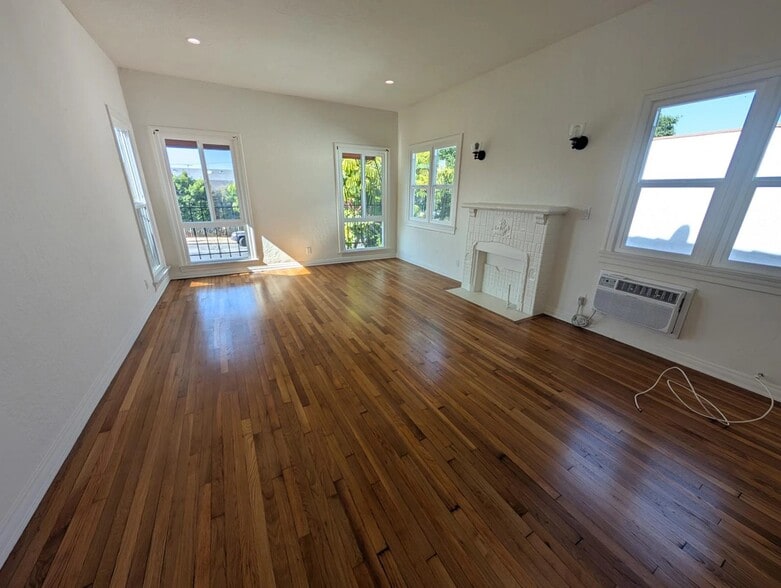 Building Photo - 4627 St Charles Pl