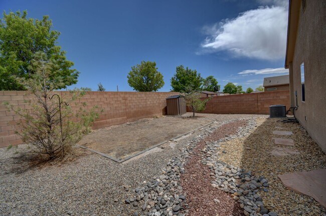 Building Photo - Beautiful Single Story ------3 Bedroom 2 B...