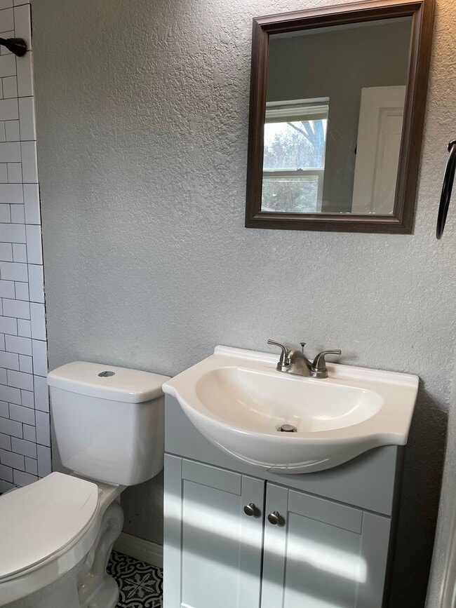 Building Photo - Available Now! Updated and Upgraded 3 Bed/2 Bath_Lawn Care Included