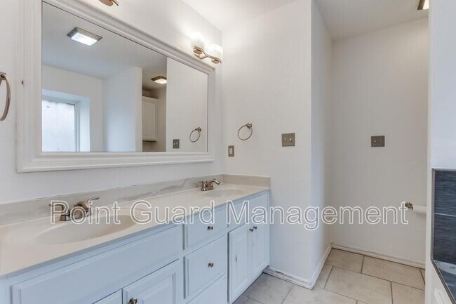 Building Photo - 10517 Queensbury Dr