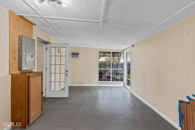 Building Photo - Stunning home located in the heart of Boss...
