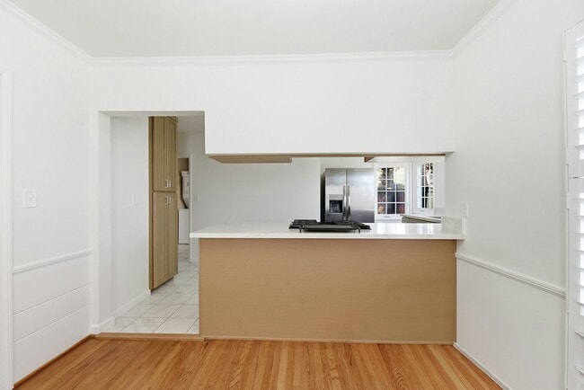 Building Photo - 7005 Draper Ave