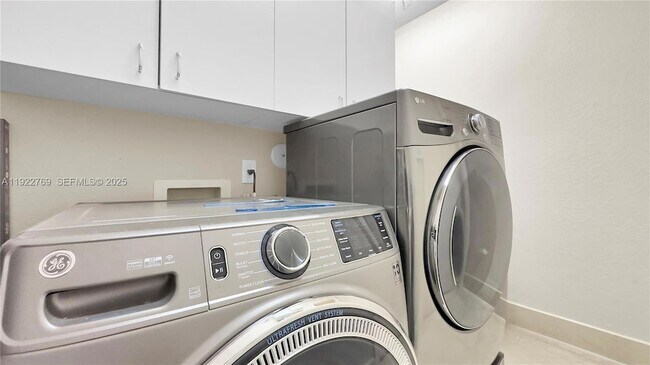 Building Photo - 2530 Monterey Ct