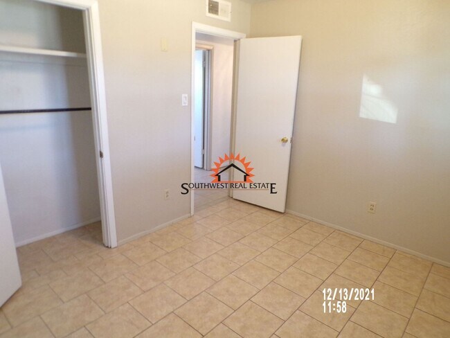 Building Photo - Cute 3 bedrooms 2 bath home 1 car garage