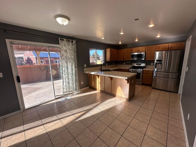 Building Photo - Spacious 3 bedroom| 2.5 bathroom home in R...