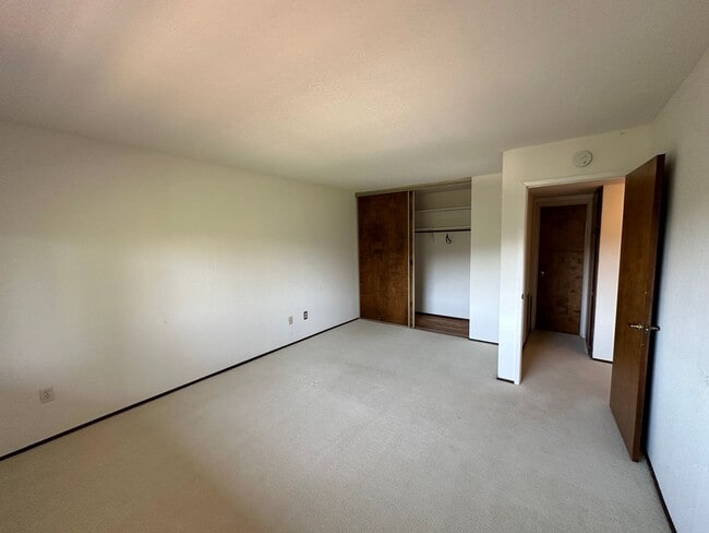 Building Photo - Expansive House in the Monclair Village, Q...