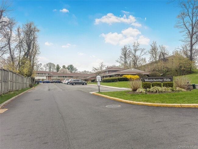 Building Photo - 914 Old Country Rd