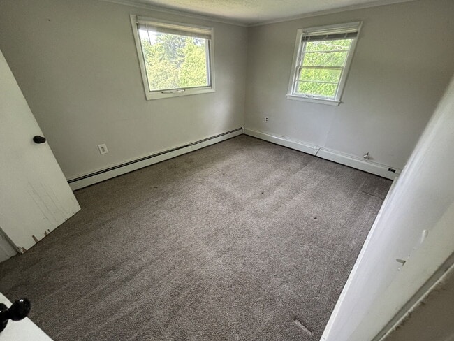 Building Photo - Bright & Spacious Apartment with Heat Included – Convenient Sanford Location!