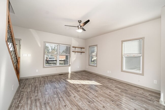 Building Photo - Incredible 3 BDRM / 2.5 BTH Franklin Home Available Now!