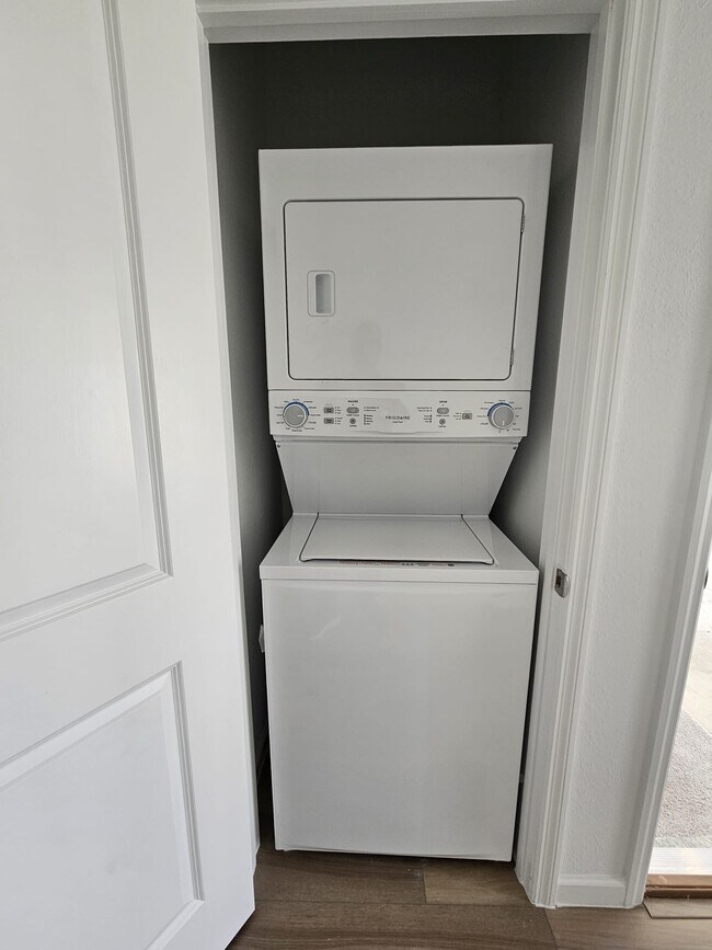 Building Photo - 717 Holly Lakes Dr