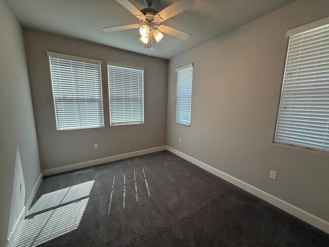 Building Photo - 901 Persimmon Terrace