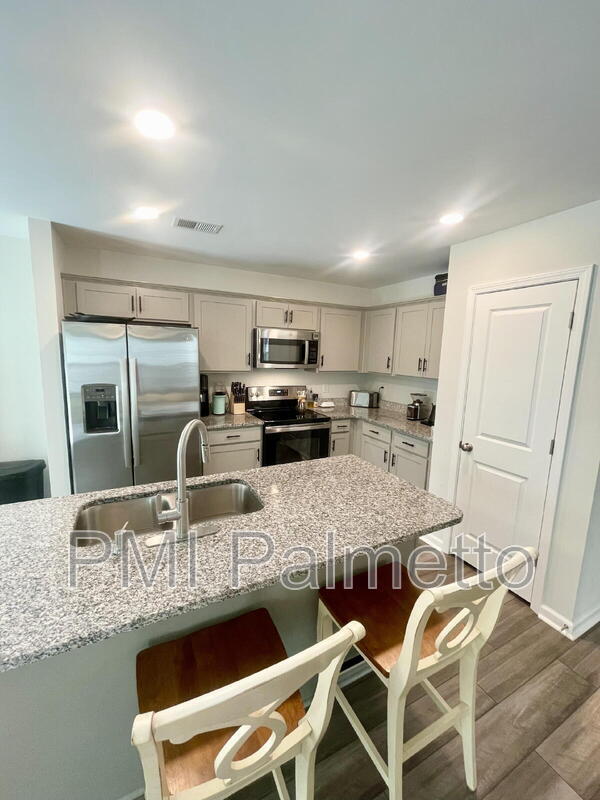 Building Photo - 633 Wooster Dr