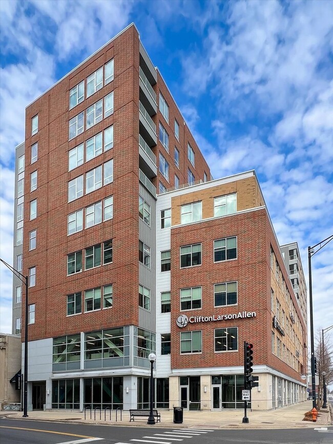 Building Photo - 3,400 SQFT CONDO IN DOWNTOWN CHAMPAIGN W/ ...