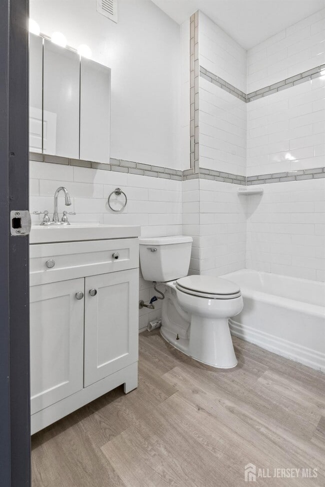 Building Photo - 211 N 13th St