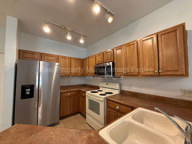 Building Photo - 1702 E Bell Rd