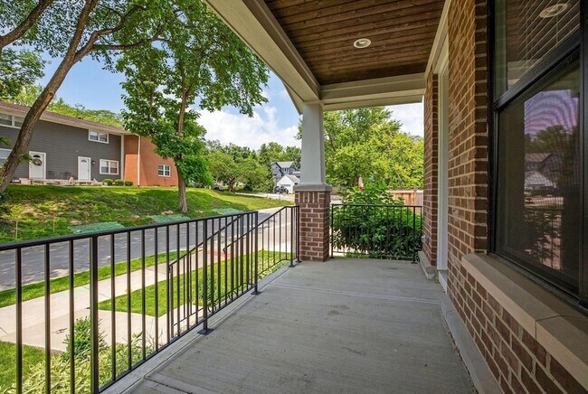 Building Photo - 1168 Edgehill Rd